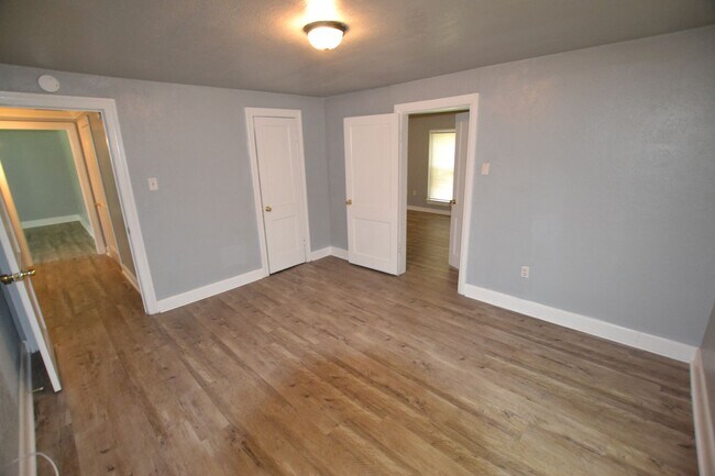 Building Photo - Updated, 3 bedroom, 2 bath home on treed lot in coveted Brownsfield Community