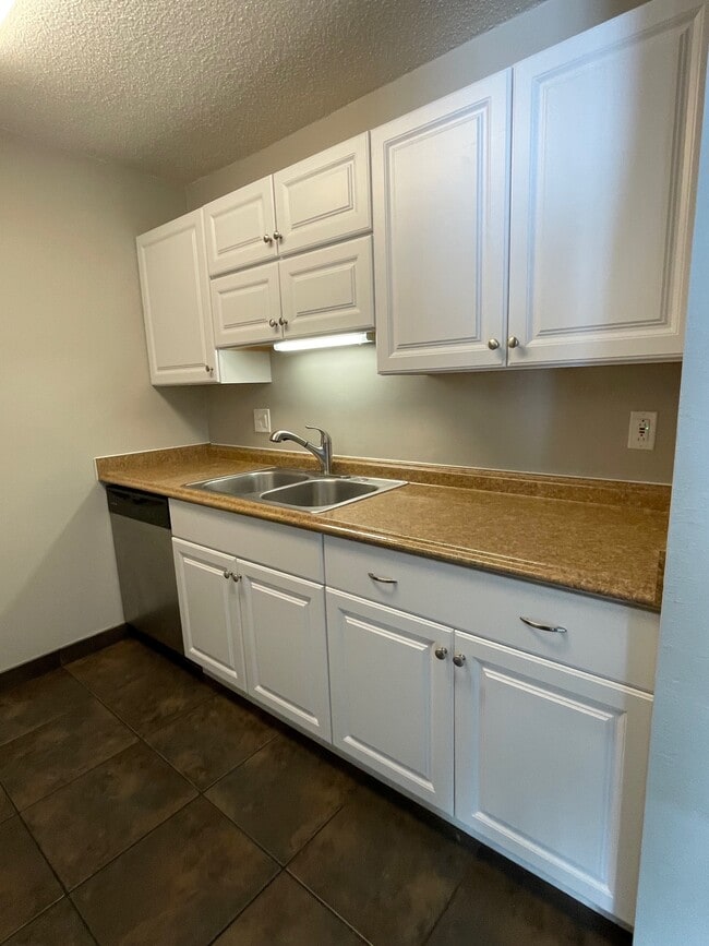 Building Photo - 760 W Village Rd