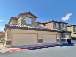 Building Photo - GORGEOUS 3 BEDROOM / 2 FULL BATH CONDO UNI...