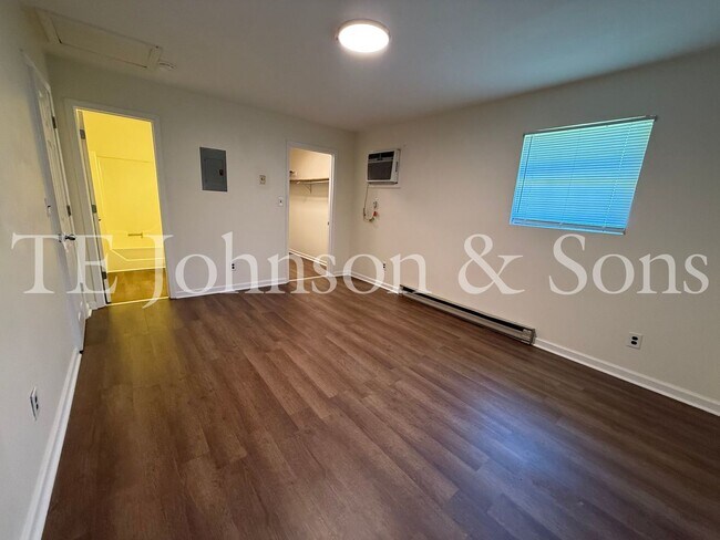 Building Photo - 1 Bedroom Near Easton Park! Water Included