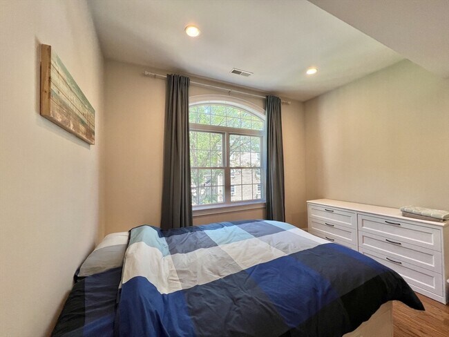 Building Photo - 25 Faxon St