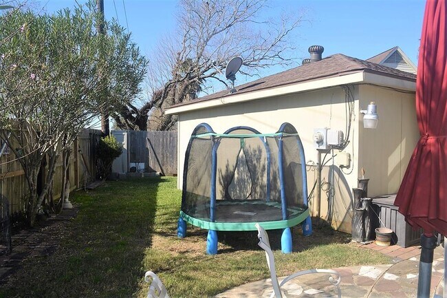 Building Photo - 12542 Wrenthorpe Dr