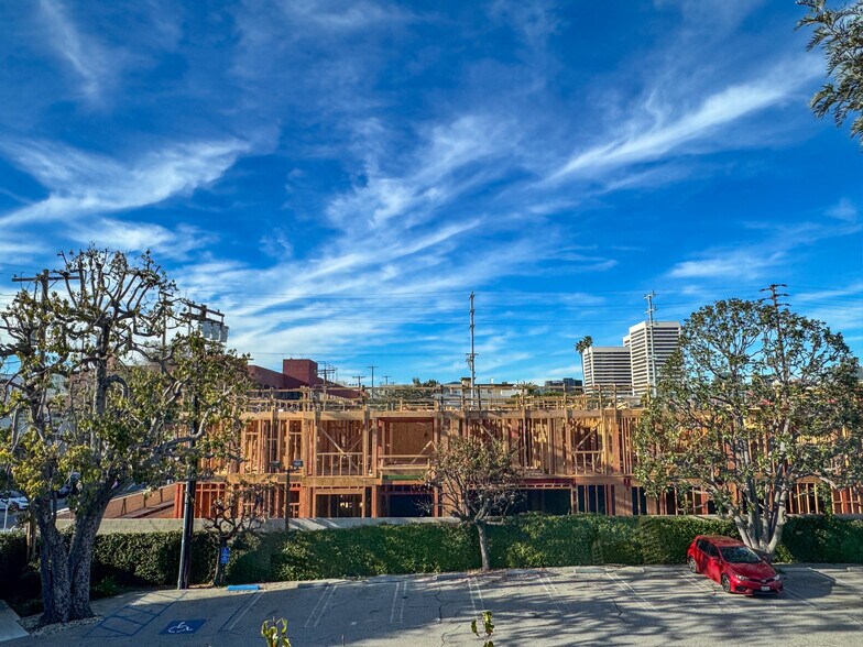 Building Photo - 2027 Beloit Ave