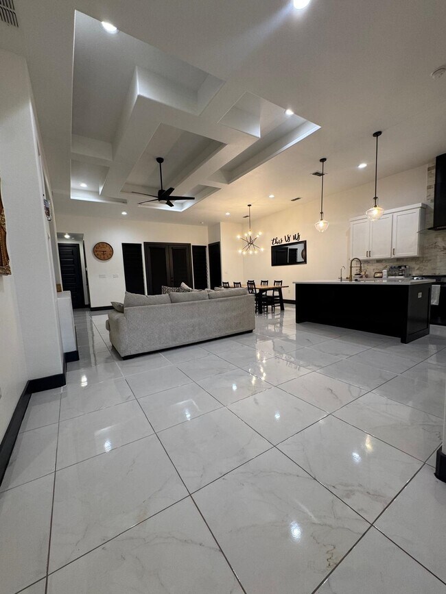 Building Photo - 421 Placido Dr