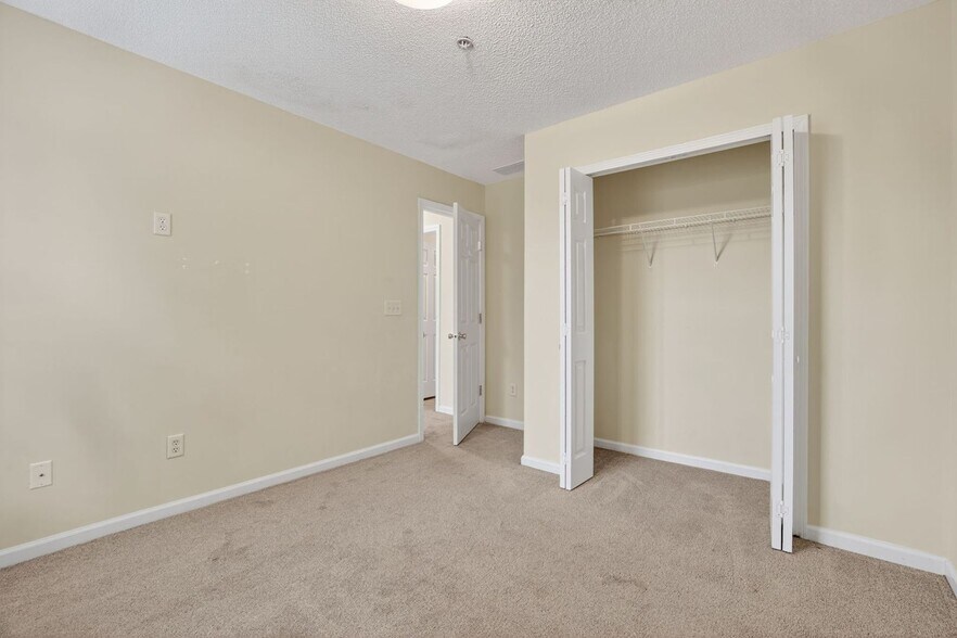 Building Photo - 135 Primrose Dr