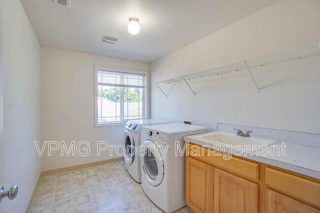 Building Photo - 8907 NE 84th St