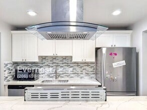 Building Photo - 3-Bedroom, 2-Bath Home in Convenient Locat...