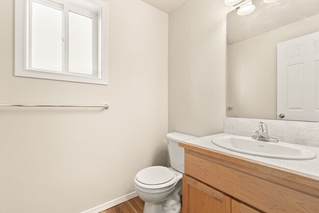 Building Photo - 2bd/1.5ba Seattle Townhouse