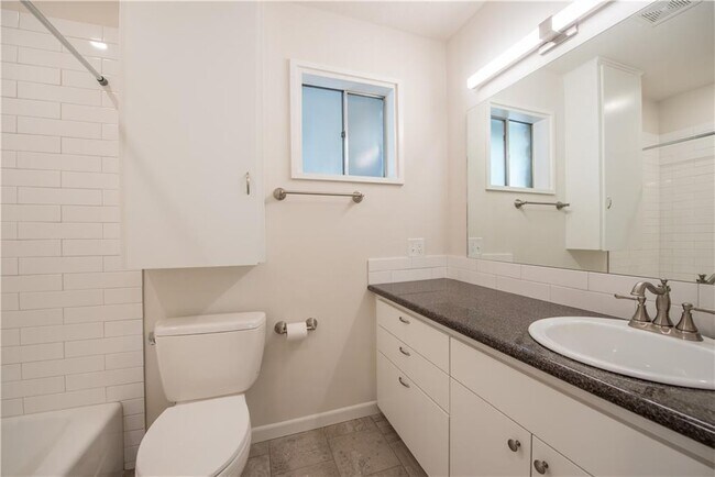 Building Photo - 2902 Silverleaf Dr