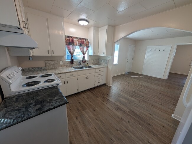 Building Photo - 213 Arbor St