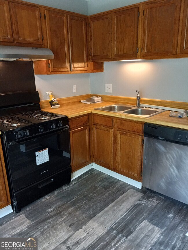 Building Photo - 2036 Charter Manor