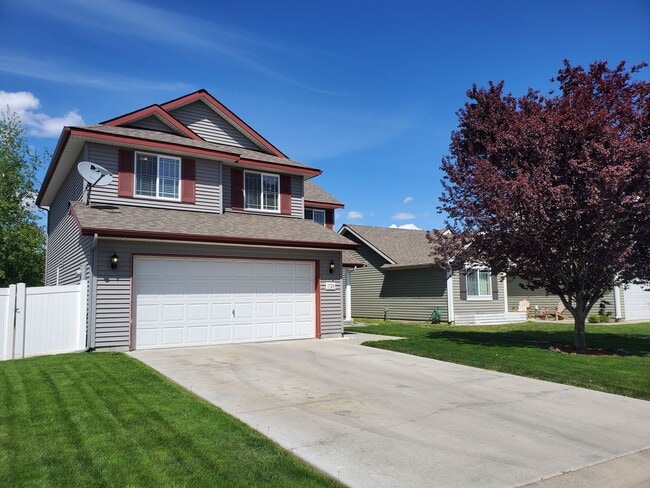 Building Photo - Beautiful 2 Story Home!