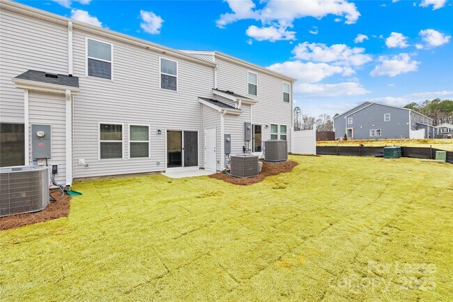Building Photo - 4135 Smt Wds Dr