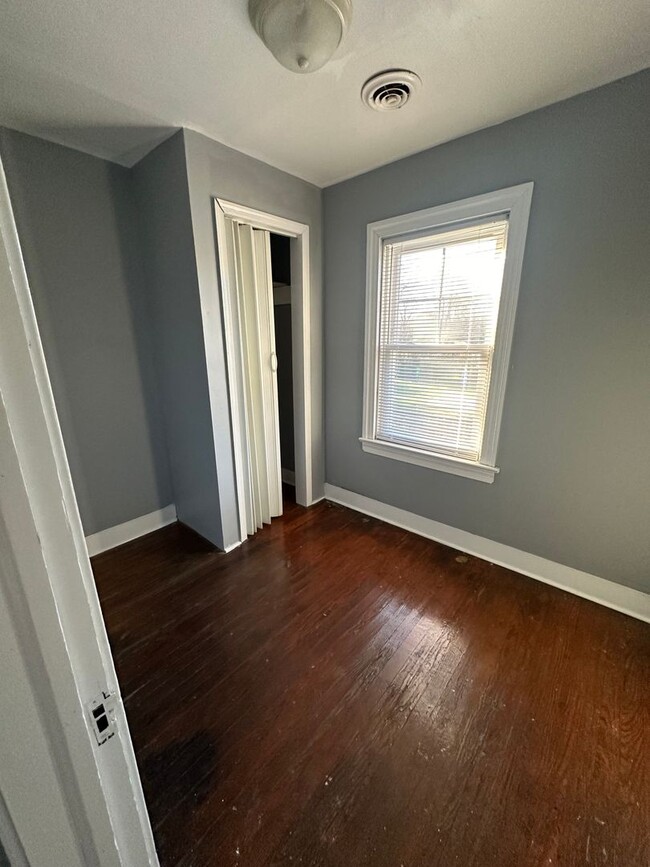 Building Photo - 4 bed 2 bath house in Rva North Side! Laun...