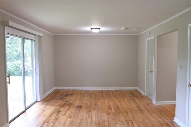 Building Photo - 3-Bedroom thats move-in ready and just wai...