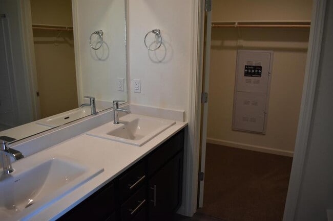 Building Photo - 703 Irma Dr