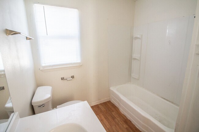 Building Photo - Great 3 Bedroom 1 Bathroom House for $995/month!