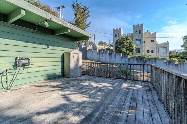 Building Photo - 990 Mirador Terrace