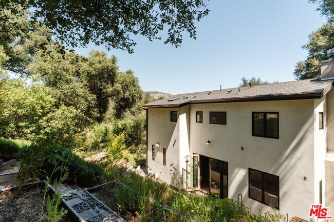 Building Photo - 1149 Old Topanga Canyon Rd