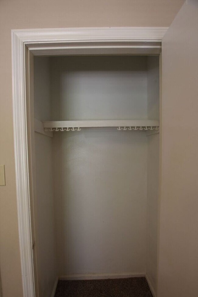 Building Photo - Beautiful 3 Bedroom, 2.5 Bath Townhome in ...
