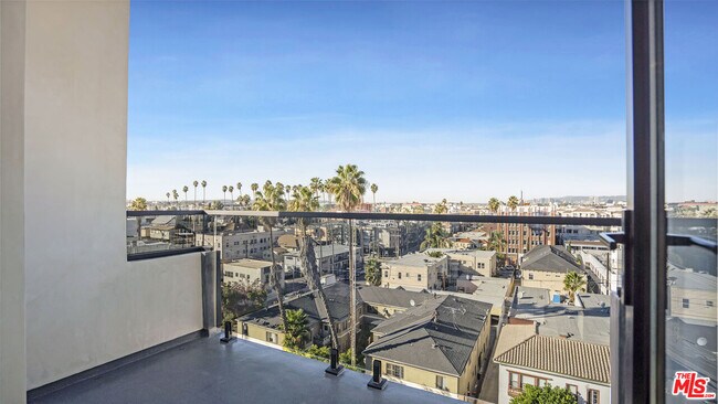 Building Photo - 846 S Mariposa Ave