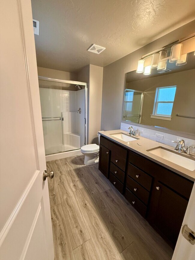 Building Photo - 518 Belville Pl