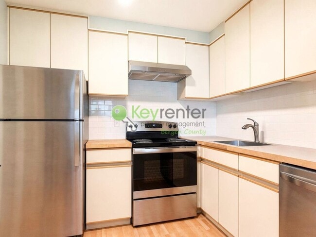 Building Photo - Lake View Apartment in a Peaceful Park Ridge Community