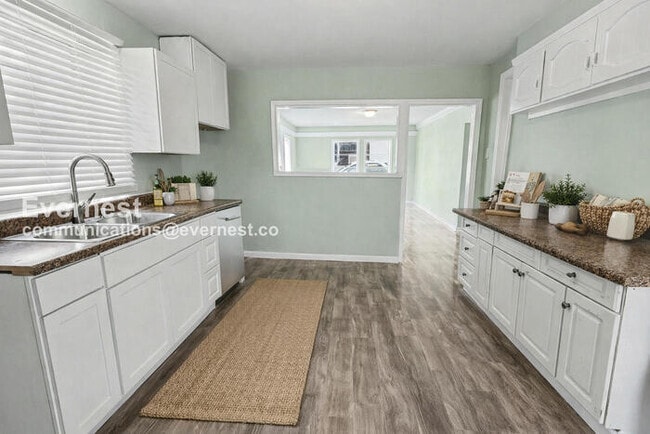 Building Photo - 3 Bed/2 Bath with Off-Street Parking / Vouchers Accepted / Available Now!