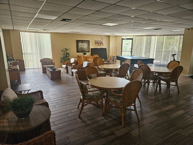 Building Photo - One-year lease starting in January, with free move-in for December.