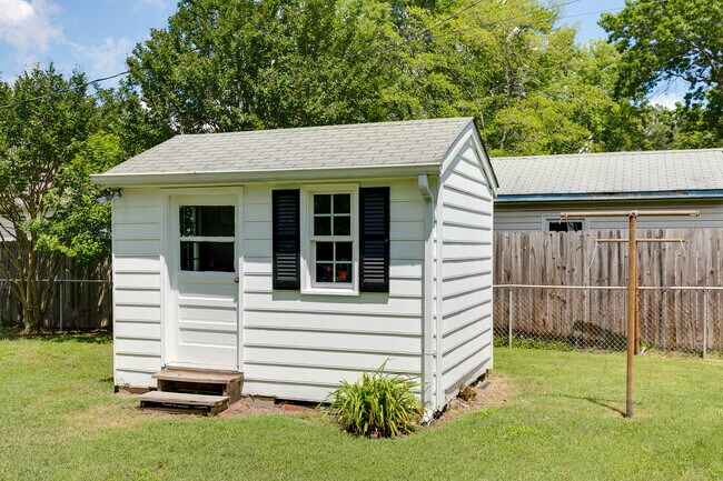 Building Photo - 1705 Pamela Dr