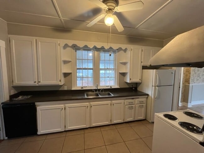 Building Photo - Beautifully rehabbed 4 Bedroom 2 Bath olde...