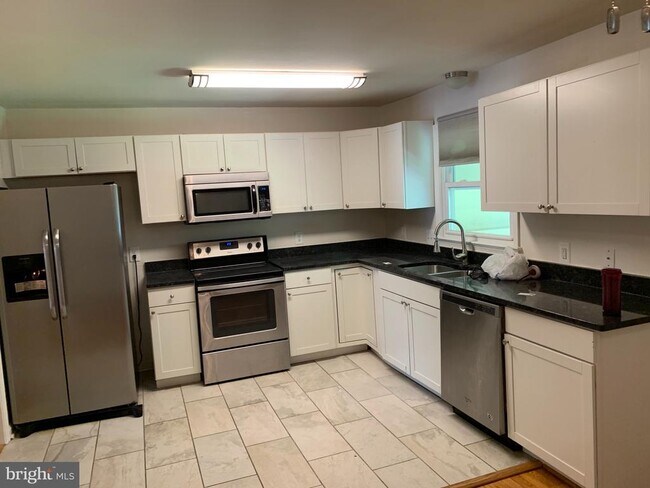 Building Photo - 455 Ridgemore St