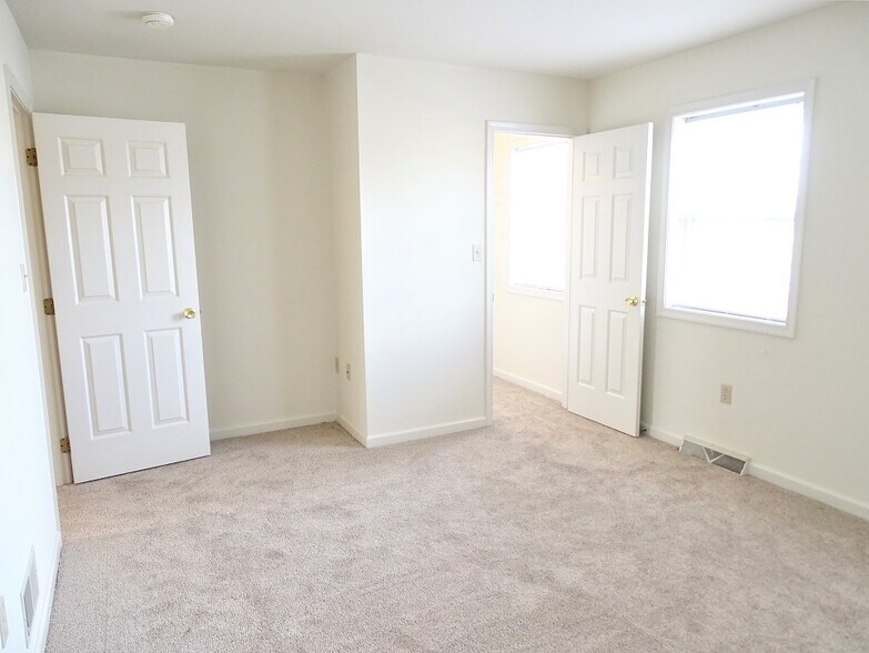 Building Photo - 1 Foxfield Ln