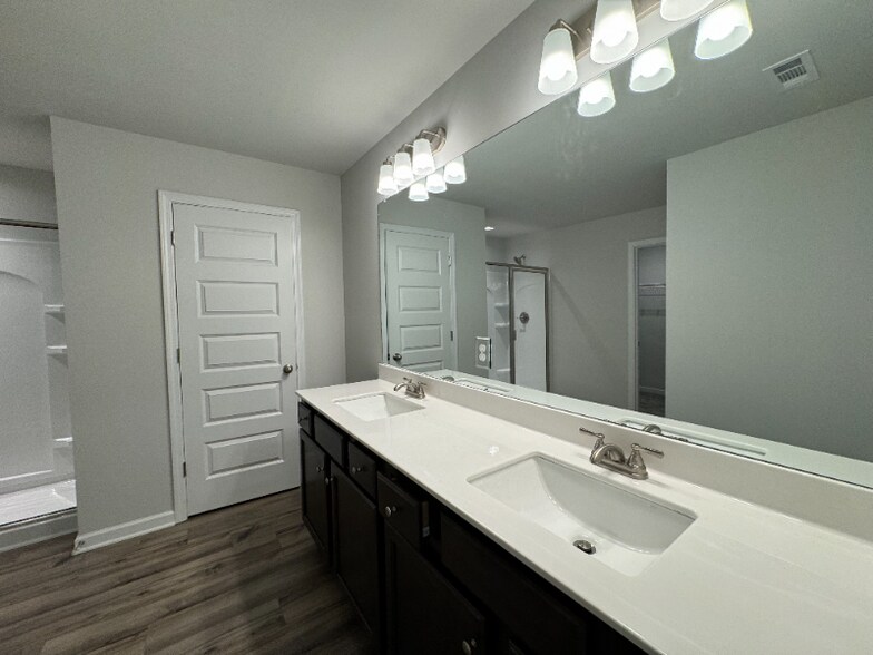 Building Photo - 3300 Westgate Park Dr