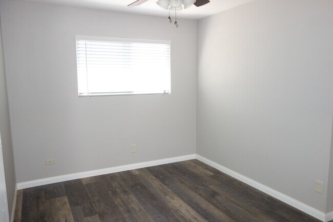 Building Photo - Renovated Large 2 Bedroom/1 Bathroom Top F...