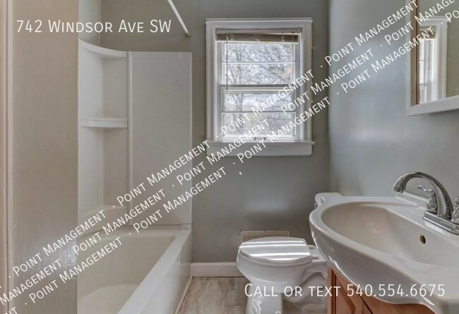 Building Photo - 742 Windsor Ave SW