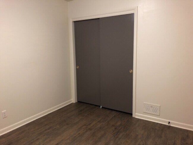 Building Photo - 2106 Lake Point Dr