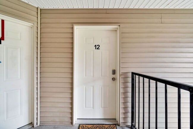 Building Photo - 2 bedroom 1.5 bath Condo! Washer and Dryer in unit!!