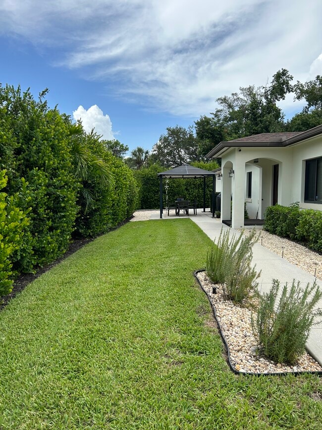 Building Photo - 4412 Vanda Dr