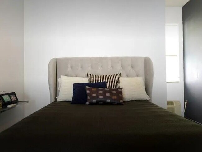 Building Photo - "Chic Urban Retreat: Spacious 1-Bedroom Apartment in the Heart of San Diego – 750 Sq Ft of Comfort!"