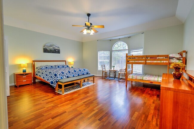 Building Photo - Large mountain home with 2 car garage and fenced in back yard.