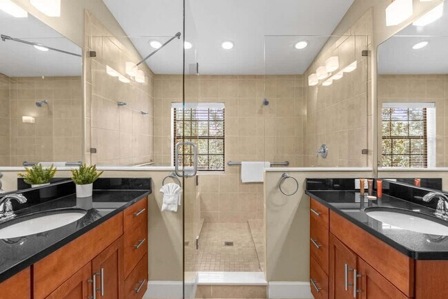 Building Photo - 14545 Damai Ln