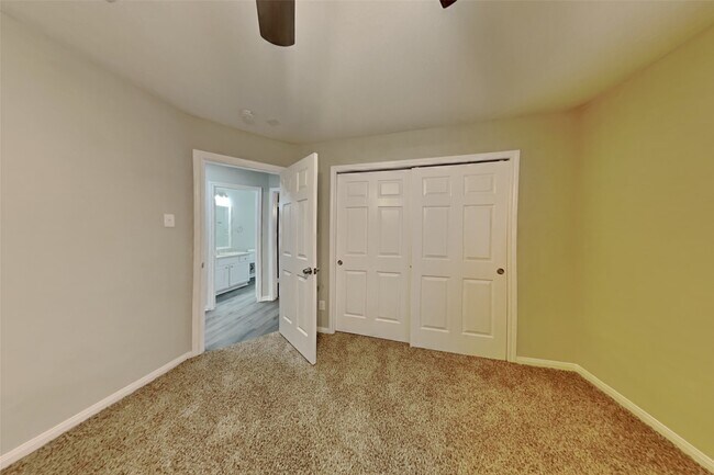 Building Photo - 1015 S Wellsford Dr