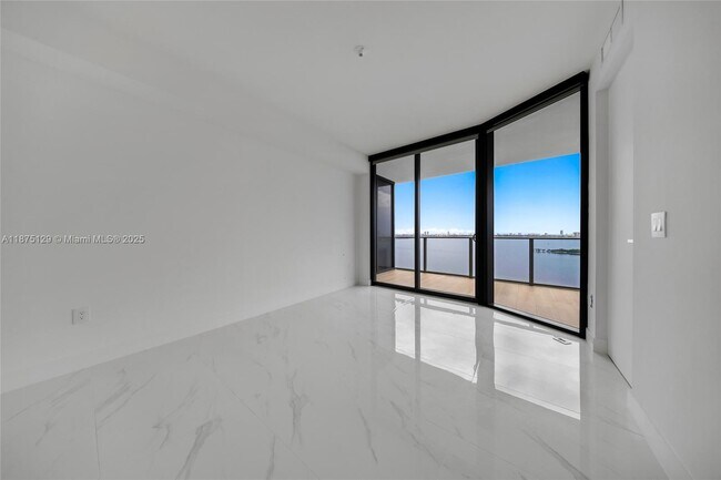 Building Photo - 700 NE 24th St