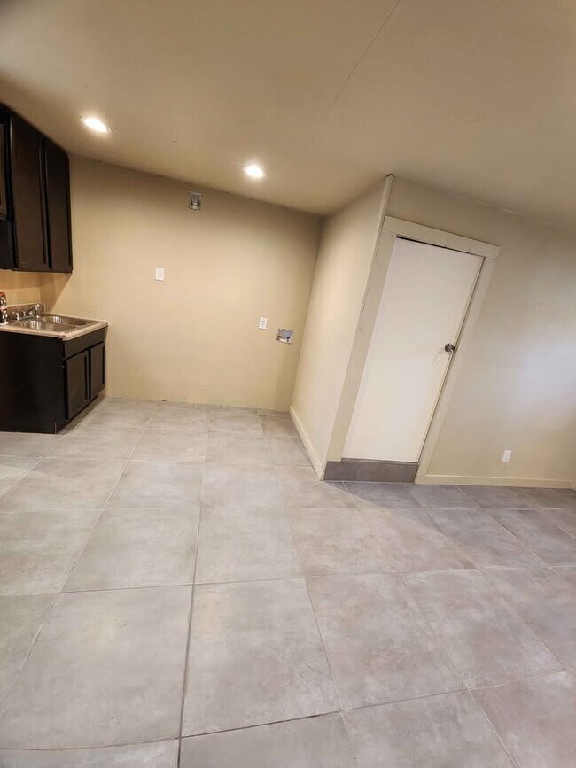 Building Photo - 10075 E Loop 1604 S