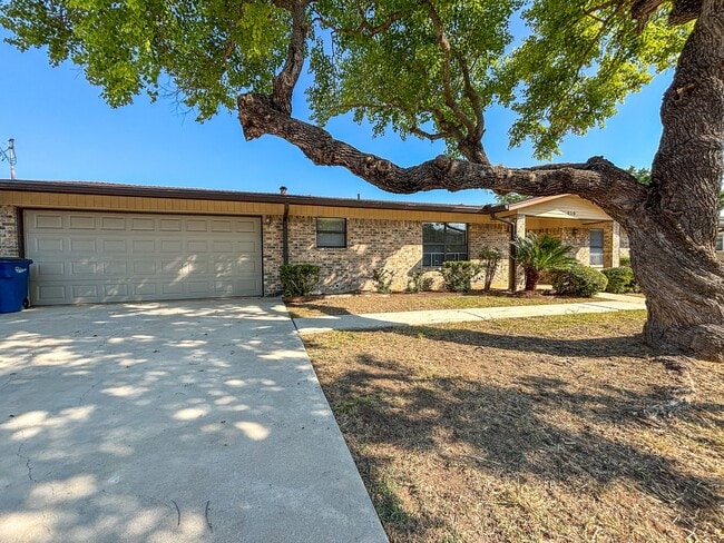 Building Photo - 610 Creek Dr