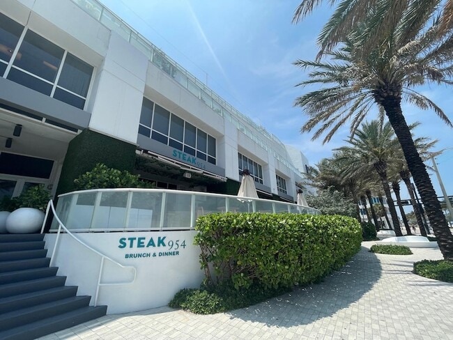 Building Photo - 3000 Riomar St