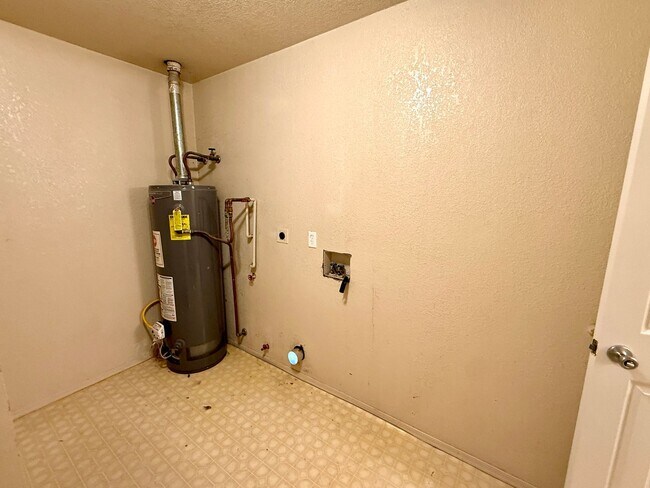 Building Photo - Cute 3 Bedroom 2 Bathroom House in Hualapa...