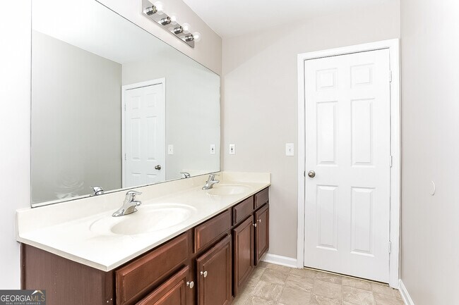 Building Photo - 5118 Upper Elm St