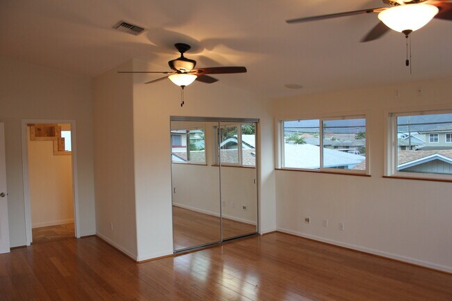 Building Photo - Part of a 2-unit CPR. 4 bedroom 3.5 bath with attached garage. Approx 1961 sf